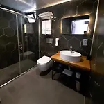 Hotel 8