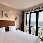 Hotel 8