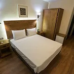 Hotel 8