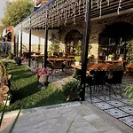 Hotel 8