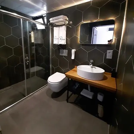 Hotel 8