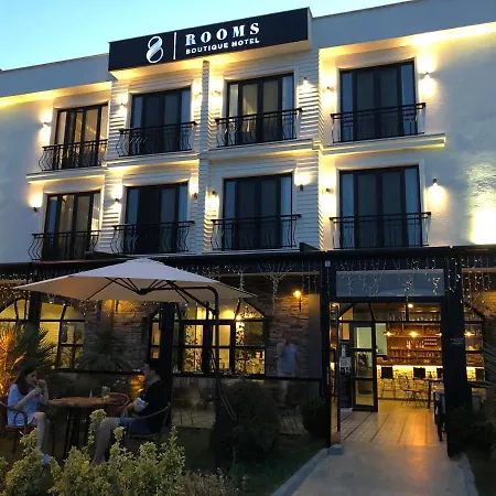 8 Hotel *