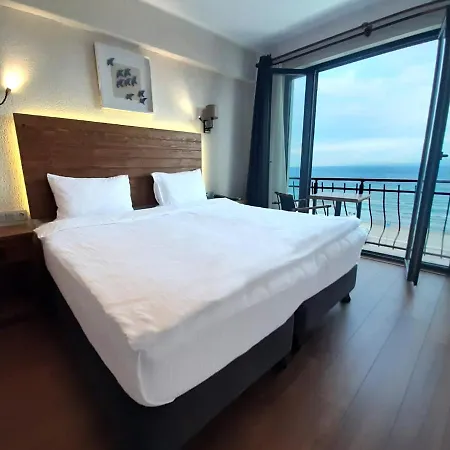 8 Hotel *