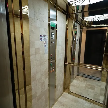 8 Hotel *
